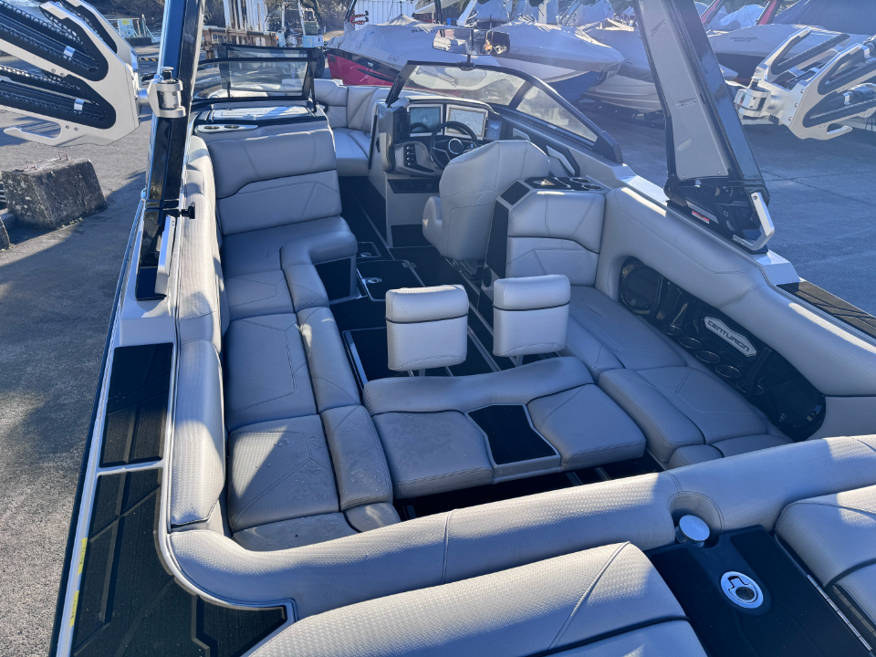 センチュリオンボート Ri245 2022年モデル　メインフロアー