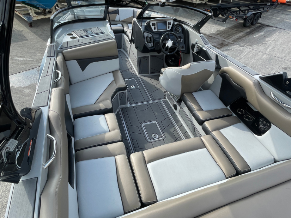 シュプリームボート ZS212 2021年モデル　メインフロアー写真