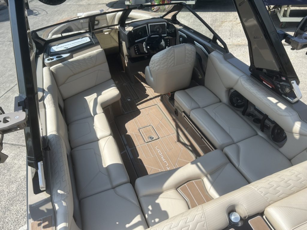 センチュリオンボート Ri230 2024年モデル メインフロアー