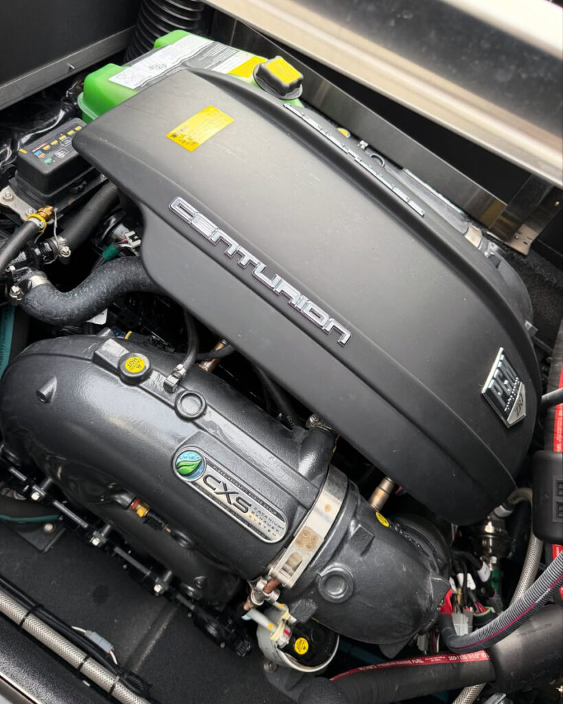 センチュリオンボート Ri265 2024年model エンジン写真