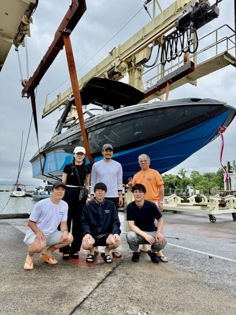 進水式　ボートの前で記念撮影