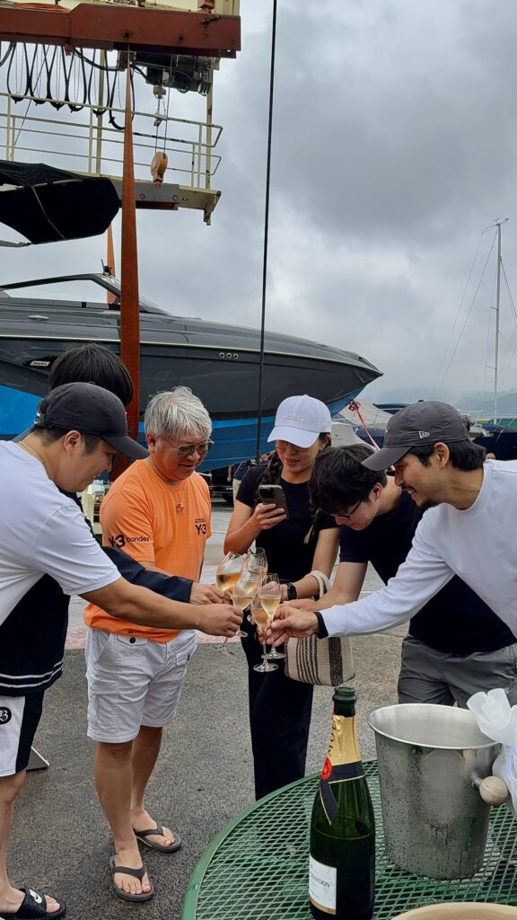 進水式　シャンパンで乾杯している様子