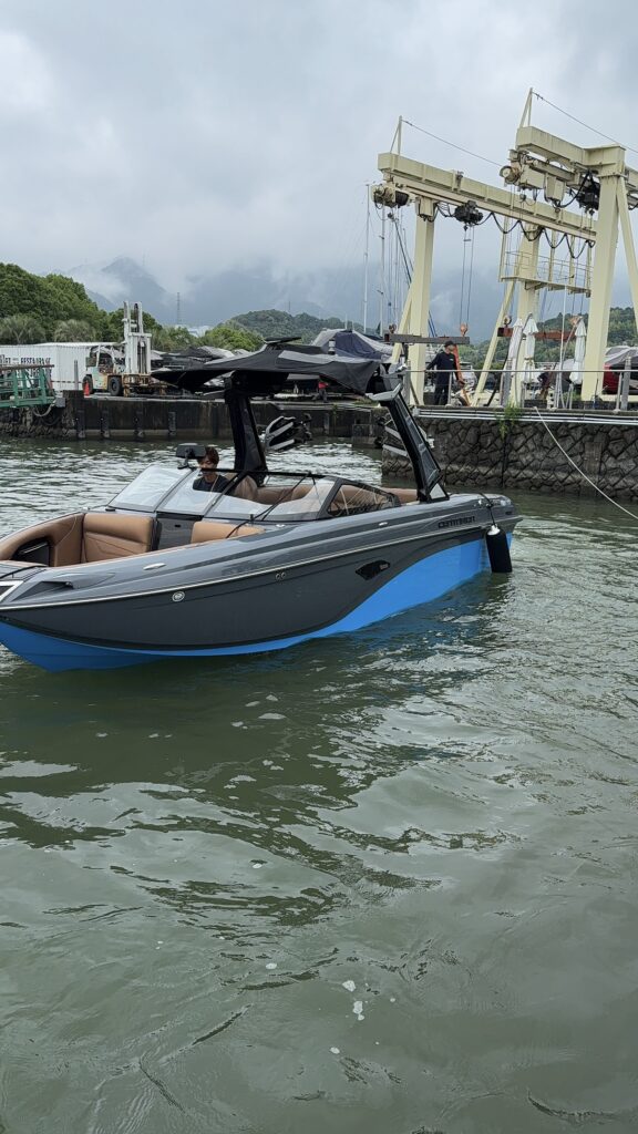 進水式　湖上にボートを浮かべた写真