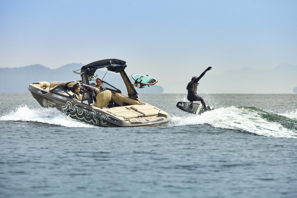 ウェイクサーフィンをしている写真