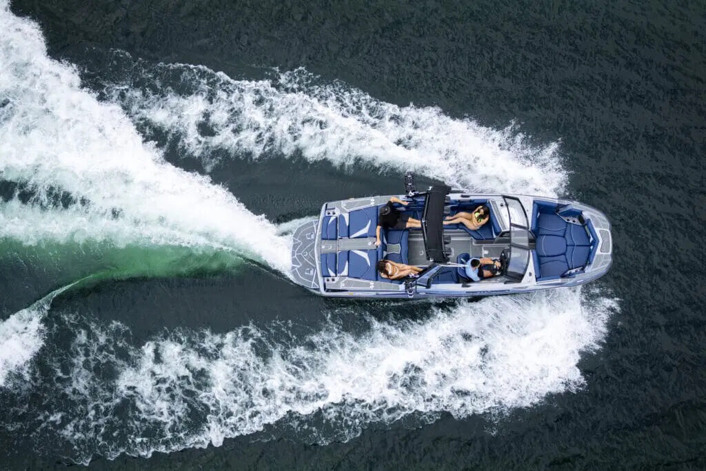 センチュリオンボート 2026年モデル Fe23 波を出す船体を上から撮影