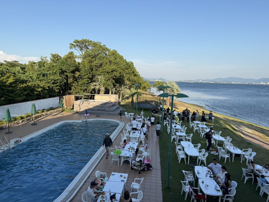 ロータリーピア88のプールサイド風景