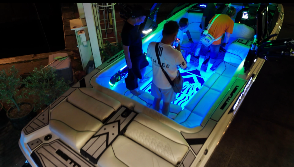 LEDイルミネーションで足元が光る船体とその船に乗る人々