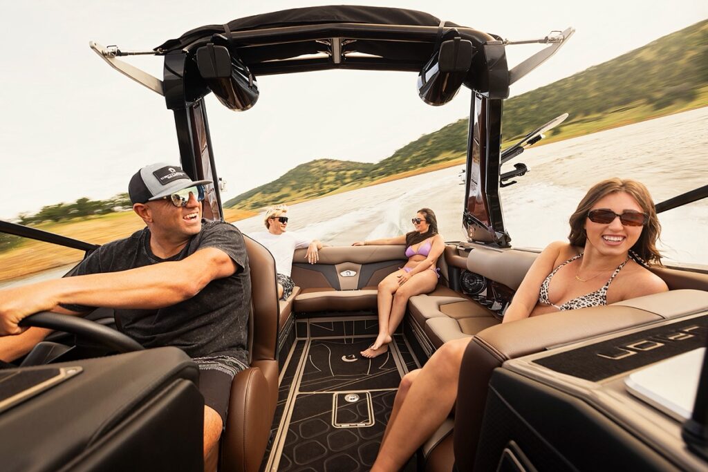 CENTURION BOAT Fe22に乗ってくつろぐ男女四人