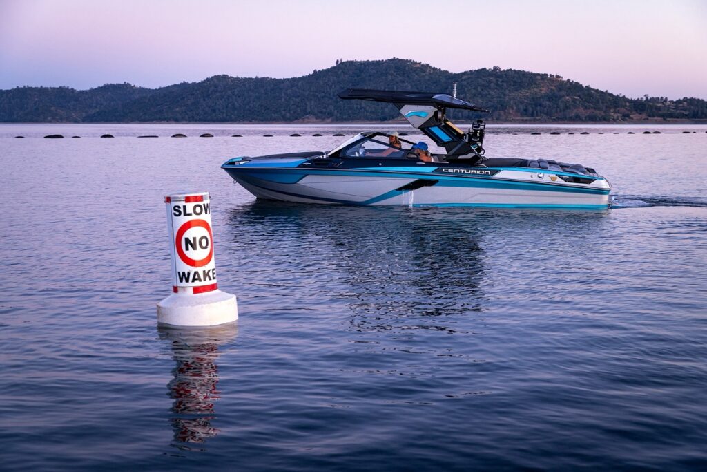 センチュリオンボート　Ri245の船体全体