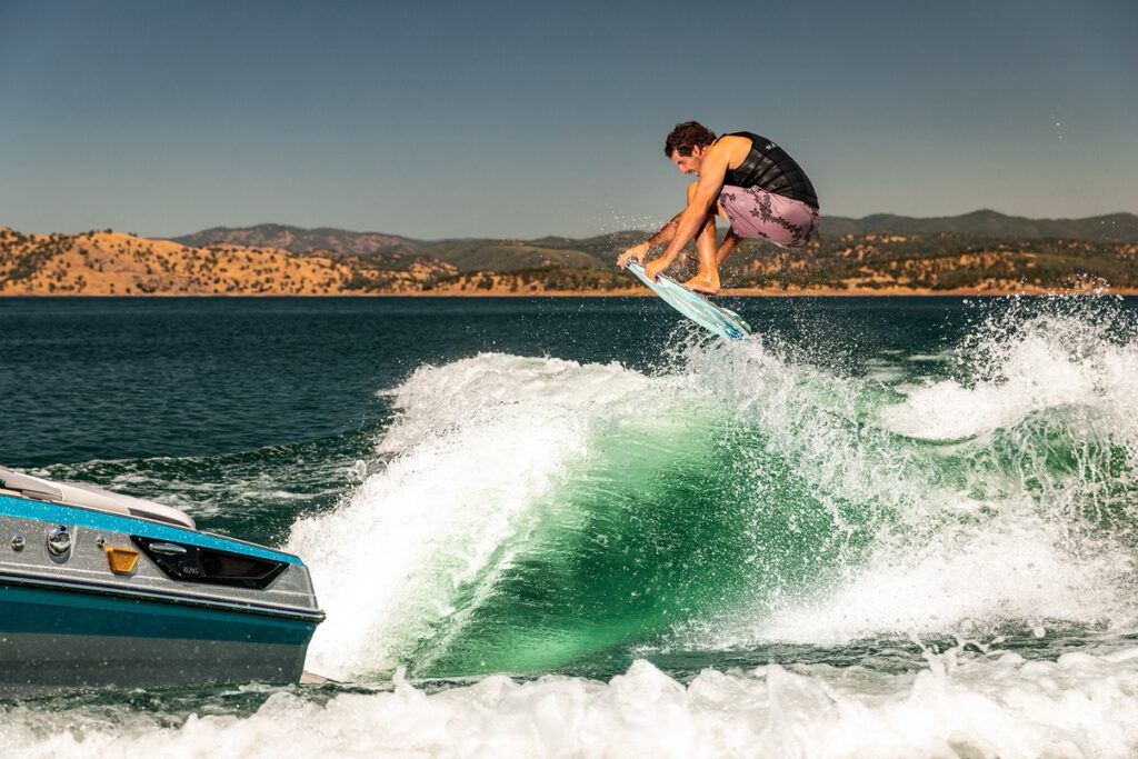 センチュリオンボート　Ri245でウェイクサーフィンをする様子