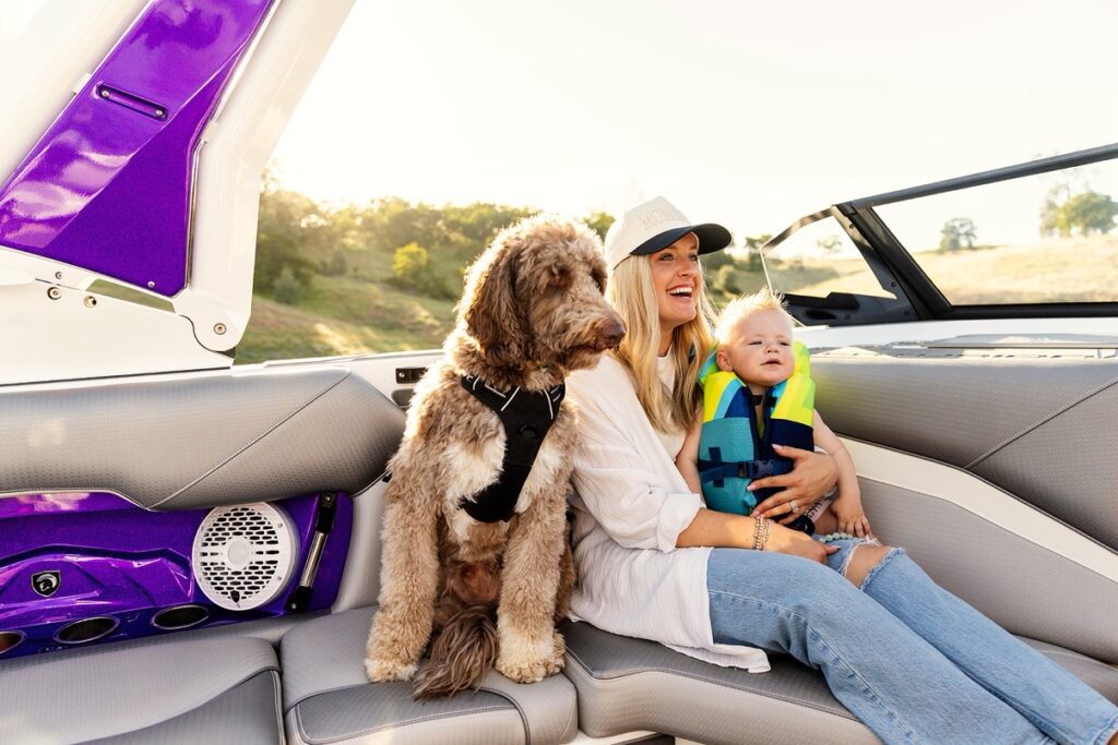 Centurion Nv233　2026モデル　内装と船内に座る女性と赤ちゃんと犬