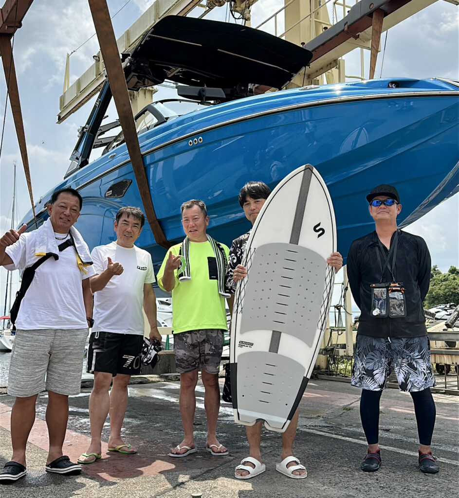CENTURION BOAT Ri237 2020modelの前に並ぶ5人の男性