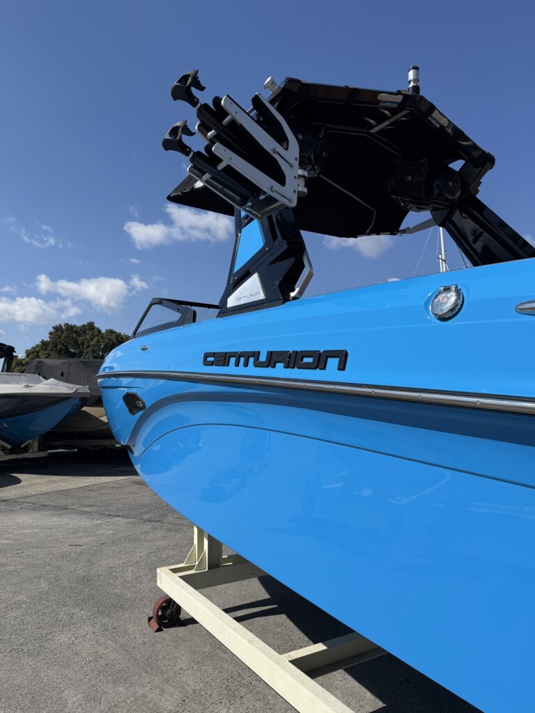 CENTURION BOAT Ri237 2020modelの船体（横）