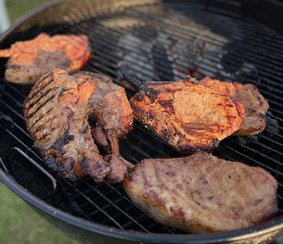 バーベキューで焼きあがったお肉4枚
