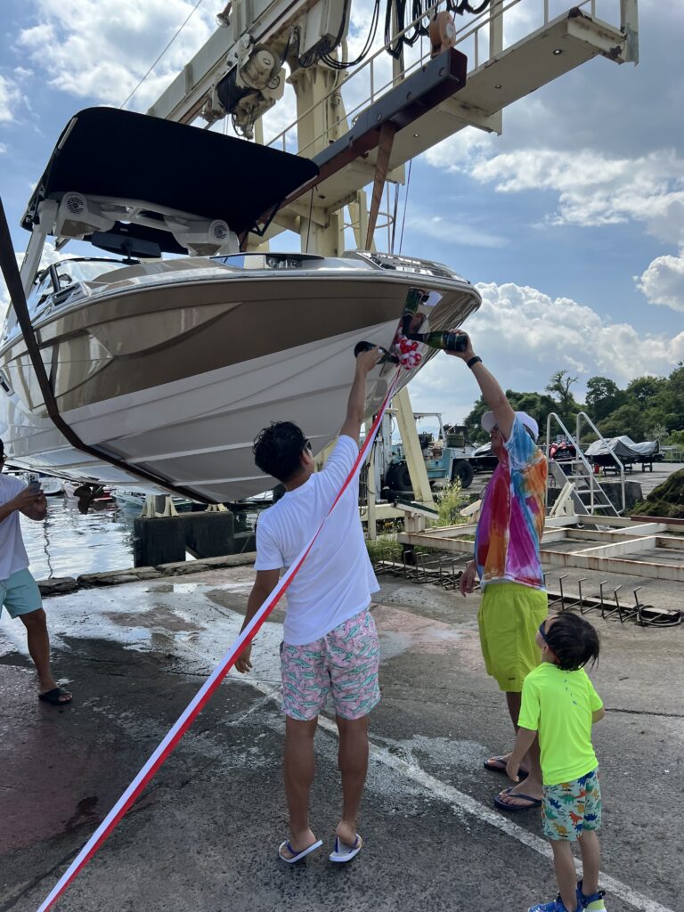 Centurion Ri230 2022モデルにシャンパンファイトする男性二人