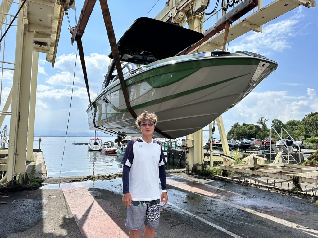 Centurion Ri230 2023モデルの前に立つ男性