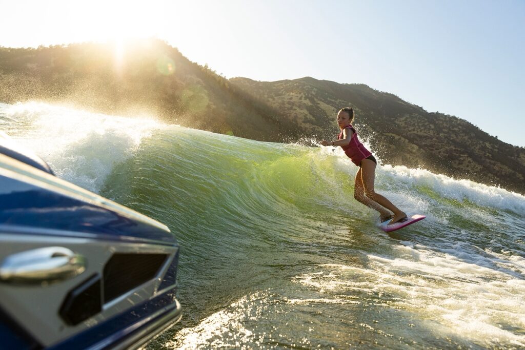 ウェイクサーフィンをする女性