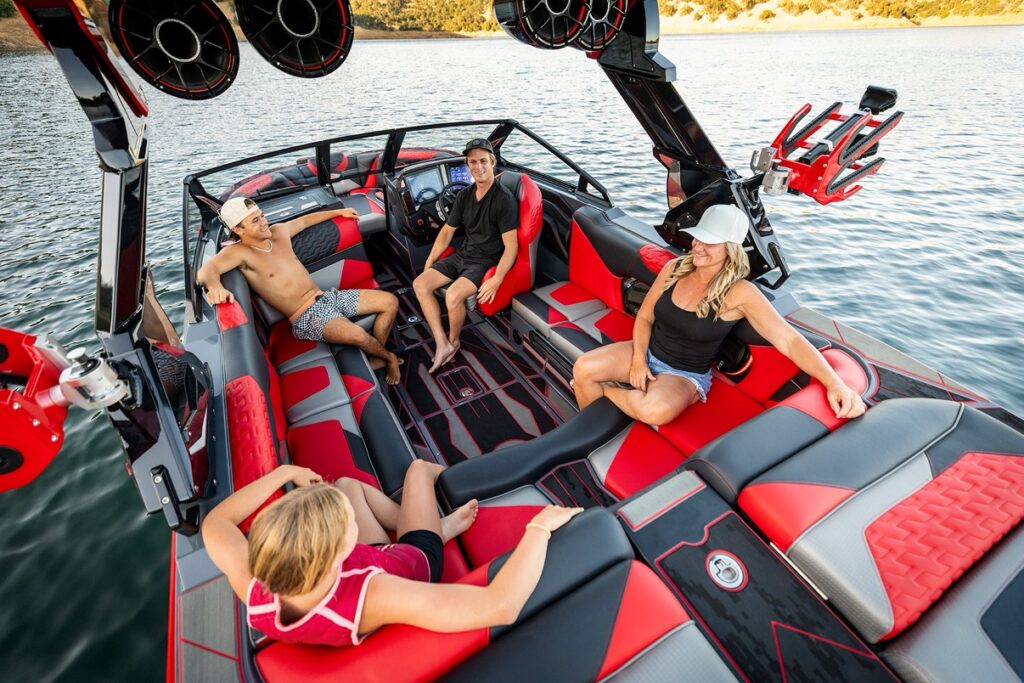 2026 Centurion Ri230の船内に居る人々