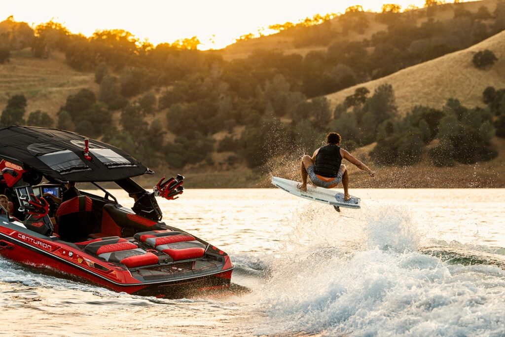 2026 Centurion Ri230でウェイクサーフィンをする男性