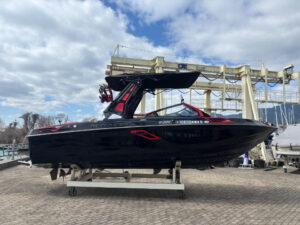 センチュリオン　Ri230　2024年モデル　右舷全形写真